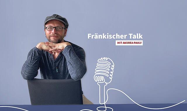 Michael Jakob ist einer der besten deutschen Poetry Slammer und hat mehr als zehn Jahre lang als Slam Master Wettbewerbe organisiert und moderiert. So unauffällig wie auf dem Foto kennt man ihn sonst nicht: Auf der Bühne hat er sich mit quietschbunten Anzügen ein Alleinstellungsmerkmal verschafft.