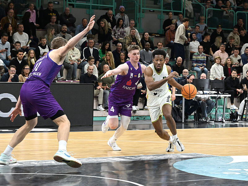 Der Bayreuther Topscorer KeVaughn Allen zieht gegen den Göttiner Daniel Kirchner, der im Schlussviertel auftrumpfte, zum Korb.
