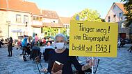 Sieglinde Schilling (im Bild) kann sich wie ihr Mann Heribert (beide 84) Hammelburg ohne das Bürgerspital nicht vorstellen. Wie über 100 andere Demonstranten kam sie daher zum Viehmarkt, um für den Fortbestand der Einrichtung zu demonstrieren. Ralf Ruppert Sieglinde Schilling (im Bild) kann sich wie ihr Mann Heribert (beide 84) Hammelburg ohne das Bürgerspital nicht vorstellen. Wie über 100 andere Demonstranten kam sie daher zum Viehmarkt, um für den Fortbestand der Einrichtung zu demonstrieren. Ralf Ruppert