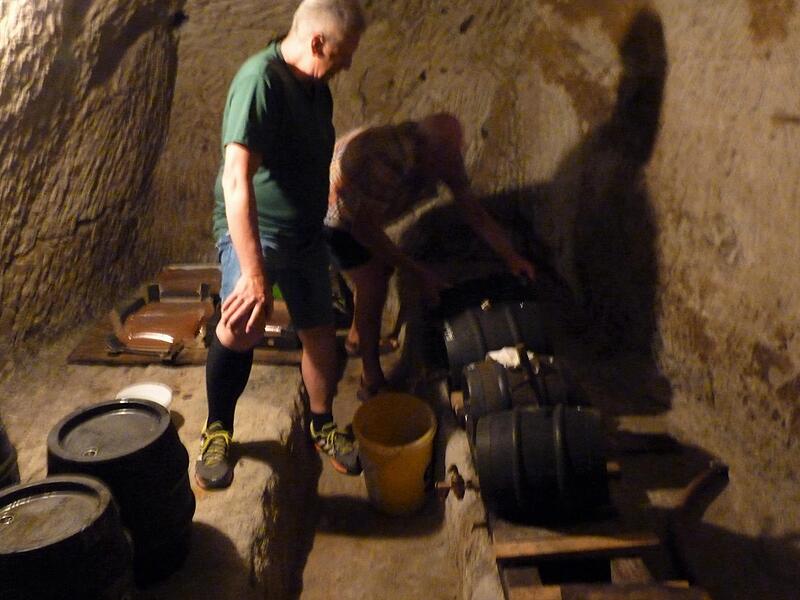 Rainer Haberkamm und Herbert Fischer kontrollieren in Fischers Keller den Biervorrat. Rainer Haberkamm und Herbert Fischer kontrollieren in Fischers Keller den Biervorrat.
