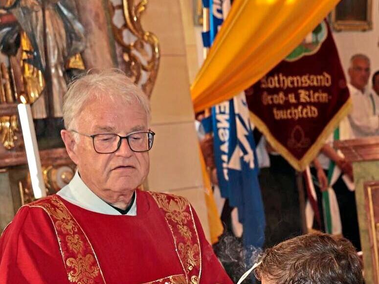 Valentin Lunz (r.) bringt das Ewige Licht zur&uuml;ck in die Pfarrkirche, Diakon Anton May hilft dabei.