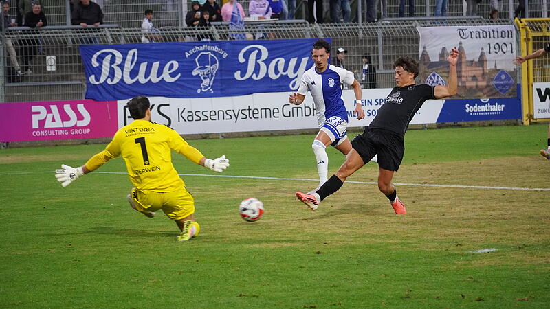 FC Eintracht Bamberg überzeugt bei Viktoria Aschaffenburg Luis Nüßlein (rechts) und die Offensive des FC Eintracht bereitete Viktoria Aschaffenburg um Keeper Elias Derwein Schmerzen.