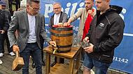 Der erste Schlag saß – mit dem Schlägel von 2010. Pfarrer Ringer, Philipp Müller und Philipp Tietze assistieren.