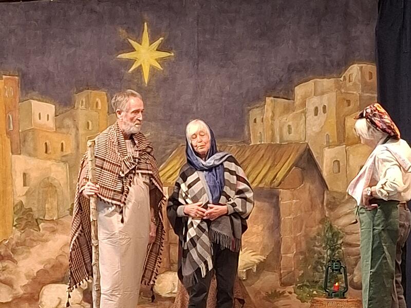 Trotz der derzeit wenig weihnachtlichen Schlagzeilen rund um die Seniorenresidenz Parkwohnstift in Bad Kissingen feierten deren Bewohnerinnen und Bewohner eine besinnliche und stimmungsvolle Weihnachtsfeier. F&uuml;r bewegte Momente sorgte dabei das liebevoll gestaltete Krippenspiel, aufgef&uuml;hrt von den Seniorinnen und Senioren der Theatergruppe.