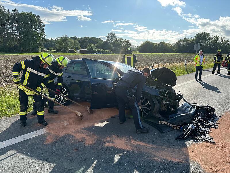 Bei dem Verkehrsunfall entstand hoher Schaden.