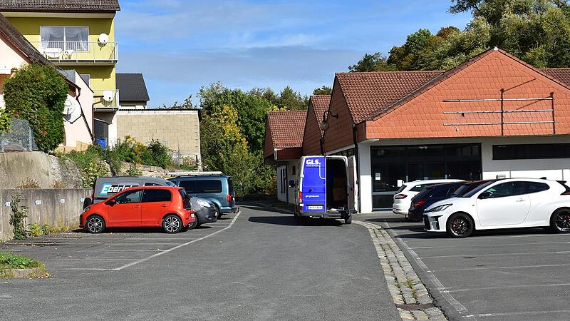 Der ehemalige M&ouml;belprofi in Gr&auml;fenberg steht leer, nun soll die Fl&auml;che inklusive der Parkpl&auml;tze umgestaltet werden.Forchheim & Fr&auml;nkische Schweiz