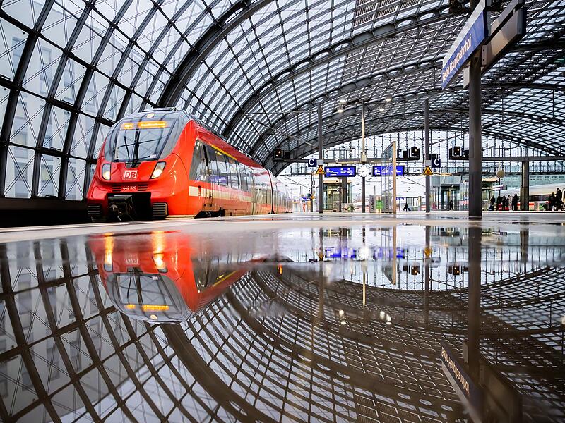 Regionalzug fährt in den Hauptbahnhof Berlin ein