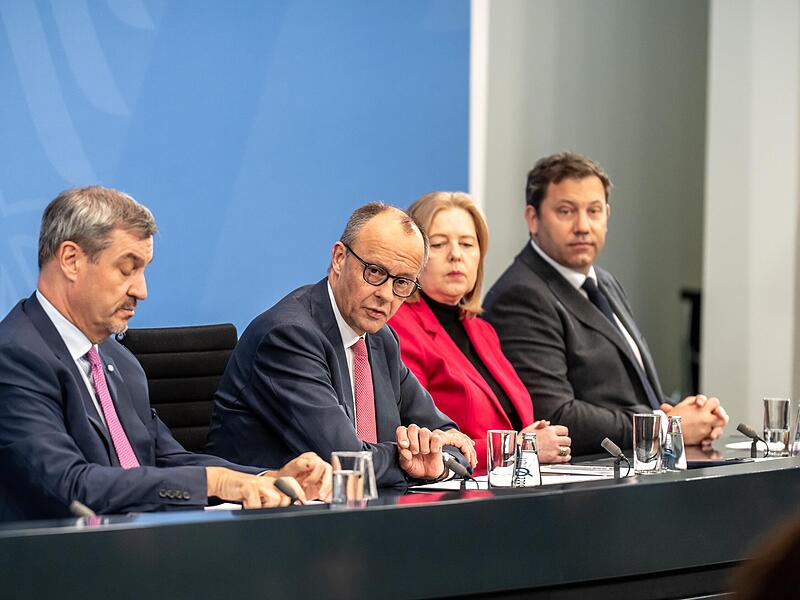 Bayerns Ministerpr&auml;sident Markus S&ouml;der (CSU, l.) geht es bei den Reformen der Bundesregierung nicht schnell genug. Er fordert von  Kanzler Merz (CDU, 2. v. l.)  und  den SPD-Vorsitzenden B&auml;rbel Bas und Lars Klingbeil mehr Tempo.