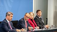 Bayerns Ministerpr&auml;sident Markus S&ouml;der (CSU, l.) geht es bei den Reformen der Bundesregierung nicht schnell genug. Er fordert von  Kanzler Merz (CDU, 2. v. l.)  und  den SPD-Vorsitzenden B&auml;rbel Bas und Lars Klingbeil mehr Tempo.