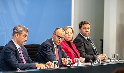 Bayerns Ministerpr&auml;sident Markus S&ouml;der (CSU, l.) geht es bei den Reformen der Bundesregierung nicht schnell genug. Er fordert von  Kanzler Merz (CDU, 2. v. l.)  und  den SPD-Vorsitzenden B&auml;rbel Bas und Lars Klingbeil mehr Tempo.