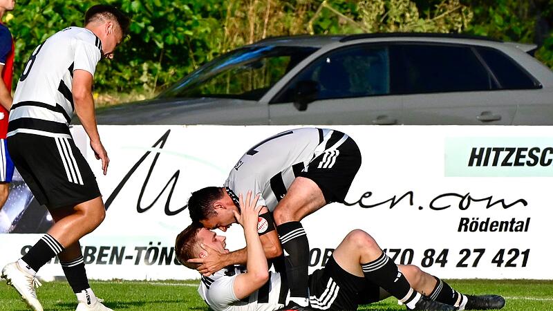 Die Meederer um Kapit&auml;n Moritz Gemeinder (oben) feiern das F&uuml;hrungstor in M&ouml;nchr&ouml;den in der 39. Minute.