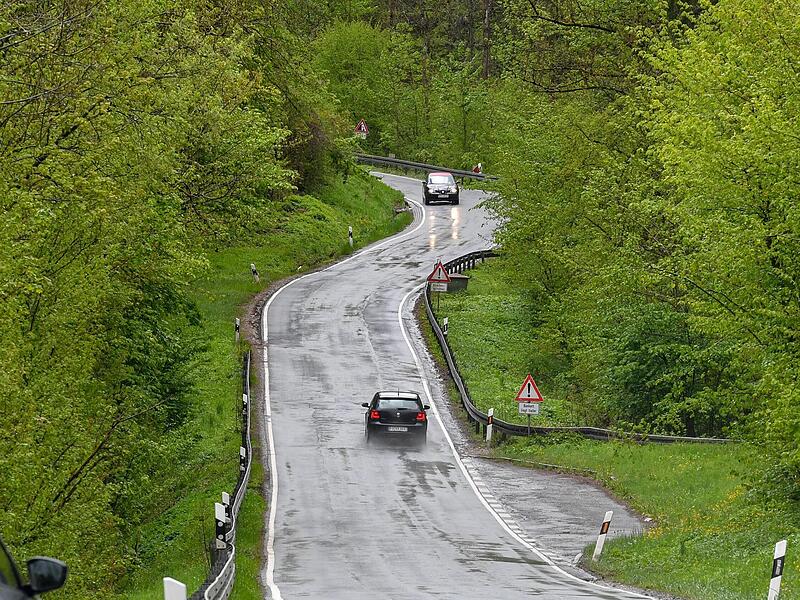 Eine enge Straße und kein Fuß- und Radweg: die Ramstertalstraße bei EbermannstadtForchheim & Fränkische Schweiz
