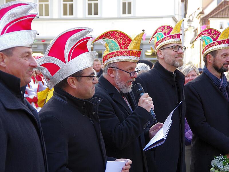 Christian Rüth (Mitte), hält  dem Oberbürgermeister eine Standpauke.