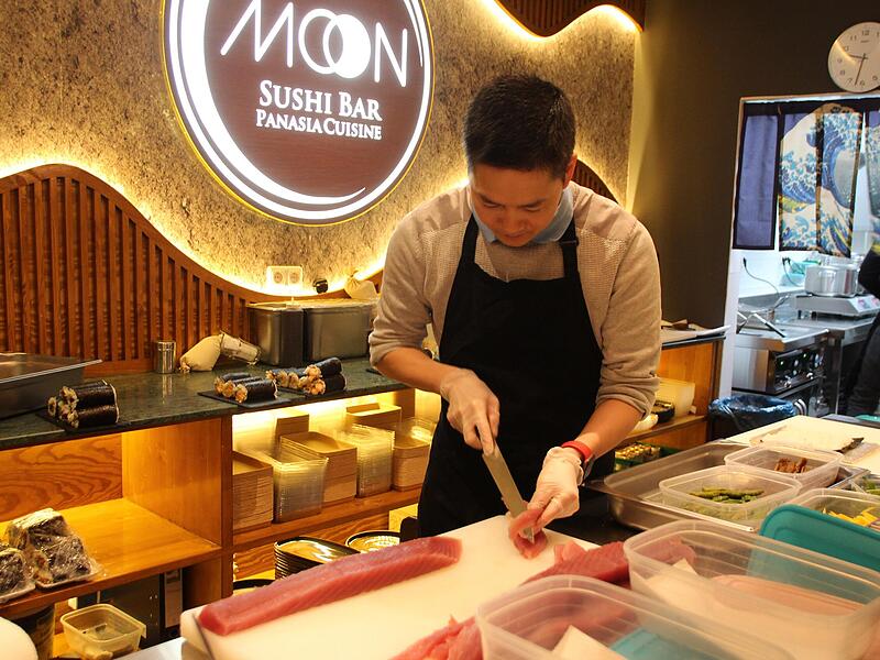 Fr&uuml;h am Morgen beginnen die K&ouml;che im Moon mit den Vorbereitungen. Hier portioniert ein Koch Fisch f&uuml;r das Sushi.