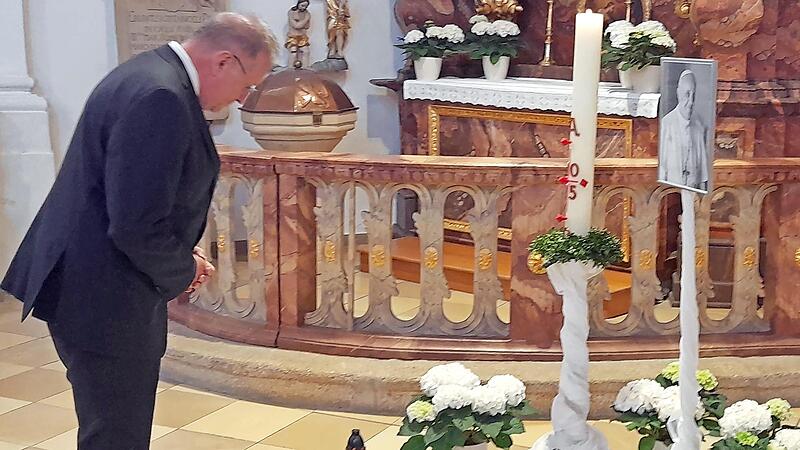 Der Bezirkstagspräsident Henry Schramm verneigt sich.