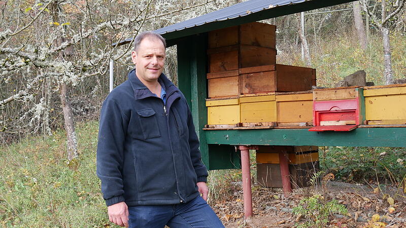 Hobbyimker Jochen Huppmann hat keine Angst mehr, gestochen zu werden. Er wagt sich nahe an seine Bienenst&ouml;cke heran.