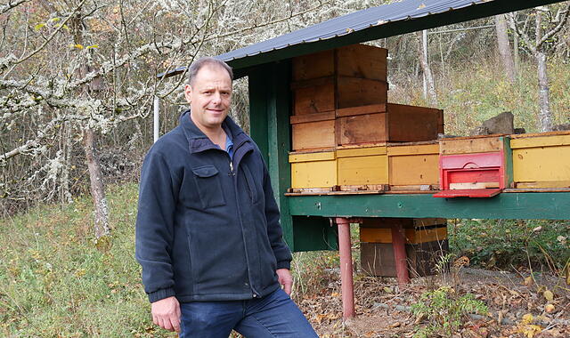 Hobbyimker Jochen Huppmann aus Euerdorf hat bei der Honigprämierung des Bayerischen Imkerverbands die höchste Auszeichnung erhalten Hobbyimker Jochen Huppmann hat keine Angst mehr, gestochen zu werden. Er wagt sich nahe an seine Bienenstöcke heran.
