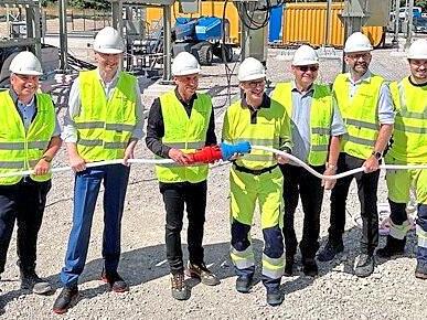 Umweltminister Thorsten Glauber (3.&nbsp;v.&nbsp;l.) und Bayernwerk-Vorstand Egon Leo Westphal (M.) feiern die bauliche Fertigstellung mit Vertretern aus der Politik und den Stadtwerken Forchheim.Johanna H&auml;rtl