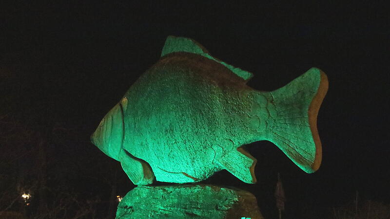 Anl&auml;sslich des St. Patrick's Day leuchtet der Karpfenkreisel in H&ouml;chstadt gr&uuml;n.