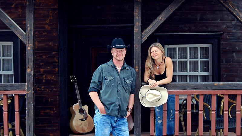 Das Countryduo &bdquo;High Risk&ldquo;, Alexandra G&ouml;&szlig;wein (r.) und Ralf Lohnert, formierte sich 2020.Forchheim & Fr&auml;nkische Schweiz