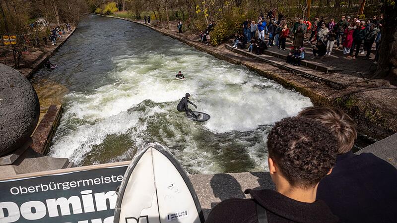 Surfer an der Eisbachwelle