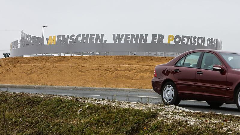 Hoch ger&uuml;hmt und zugleich geschm&auml;ht:  Das Kunstwerk von Harald Winter am Kreisverkehr    in Kersbach.Forchheim & Fr&auml;nkische Schweiz