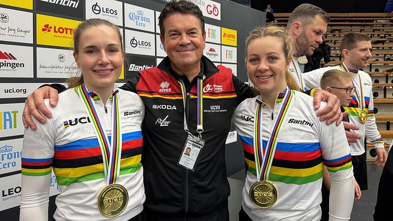 Der Kulmbacher Sportmediziner Dr. Frank Pensel (Mitte) mit den Radball-Weltmeisterinnen Judith Wolf (links) und Danielle Holzer (rechts). Der Kulmbacher Sportmediziner Dr. Frank Pensel (Mitte) mit den Radball-Weltmeisterinnen Judith Wolf (links) und Danielle Holzer (rechts).