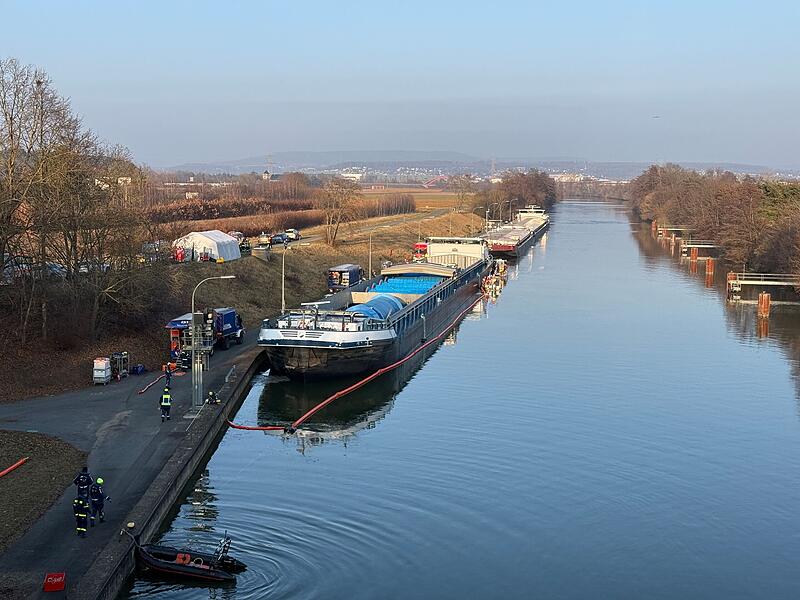 Vor der Schleuse Hausen bei Forchheim ist am Donnerstagnachmittag ein Güterschiff auf dem Main-Donau-Kanal leckgeschlagen.Forchheim & Fränkische Schweiz Vor der Schleuse Hausen bei Forchheim ist am Donnerstagnachmittag ein Güterschiff auf dem Main-Donau-Kanal leckgeschlagen.