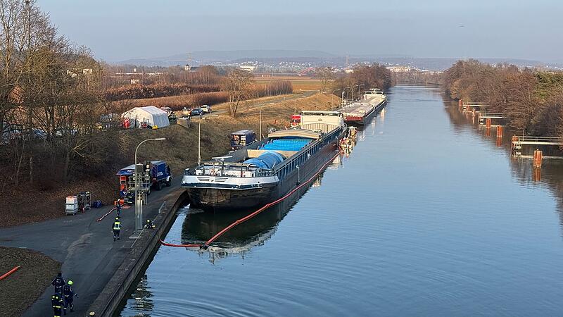 Vor der Schleuse Hausen bei Forchheim ist am Donnerstagnachmittag  ein G&uuml;terschiff auf dem Main-Donau-Kanal leckgeschlagen.