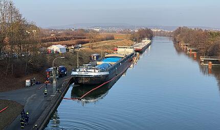 Vor der Schleuse Hausen bei Forchheim ist am Donnerstagnachmittag ein Güterschiff auf dem Main-Donau-Kanal leckgeschlagen.Forchheim & Fränkische Schweiz Vor der Schleuse Hausen bei Forchheim ist am Donnerstagnachmittag ein Güterschiff auf dem Main-Donau-Kanal leckgeschlagen.