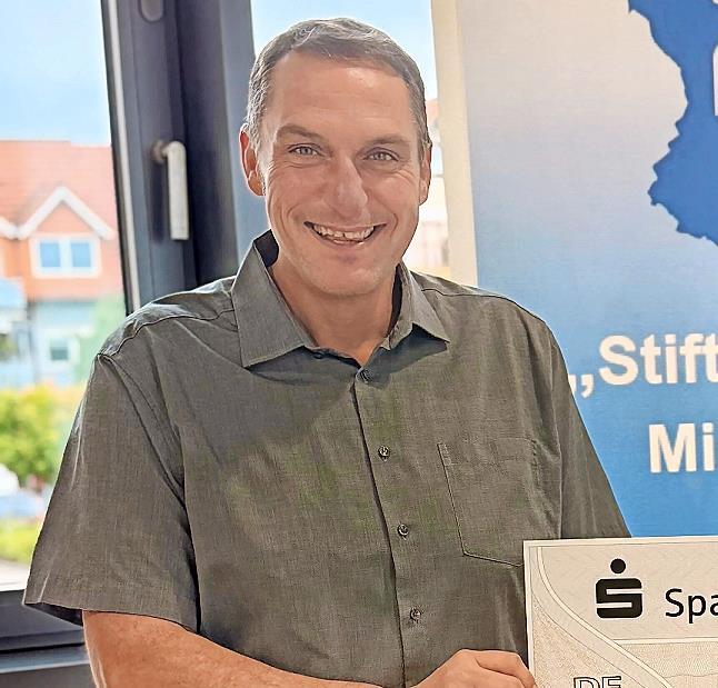 Michelaus B&uuml;rgermeister Jochen Weber, hier bei einer Scheck&uuml;bergabe, tritt wieder an.