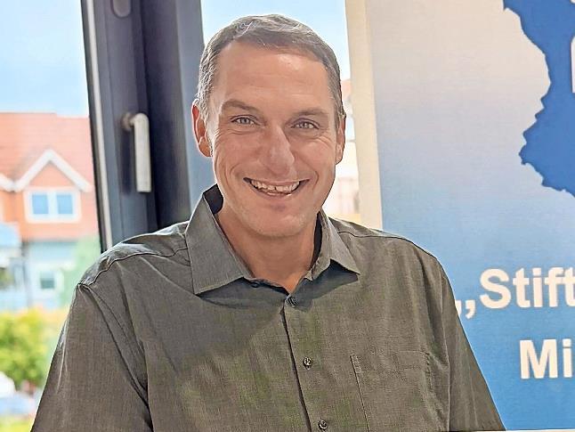 Michelaus B&uuml;rgermeister Jochen Weber, hier bei einer Scheck&uuml;bergabe, tritt wieder an.