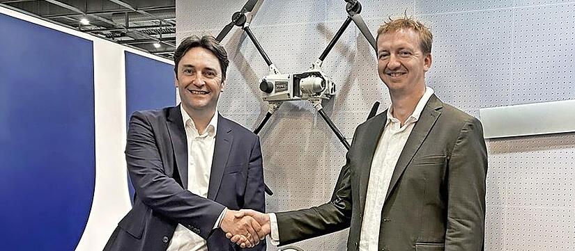 R&eacute;my Triouleyre (l.), Regional-CEO Europa Schaeffler, und Bastien Mancini, CEO von Delair, besiegelten die strategische Partnerschaft.