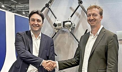 R&eacute;my Triouleyre (l.), Regional-CEO Europa Schaeffler, und Bastien Mancini, CEO von Delair, besiegelten die strategische Partnerschaft.