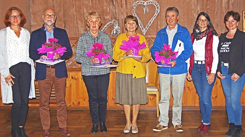 Vorsitzende Melanie M&uuml;ller (2. v. r.), daneben Dora Busch, links Sandra Schopf und die geehrten Mitglieder (von links) Thomas Siebenhaar, Lieselotte Freitag, Ingrid Scherbel und G&uuml;nther Kettler. Es fehlen Rudolf und Ursula Dittrich.