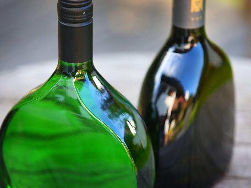 Bocksbeutel im neuen und im klassischen Design