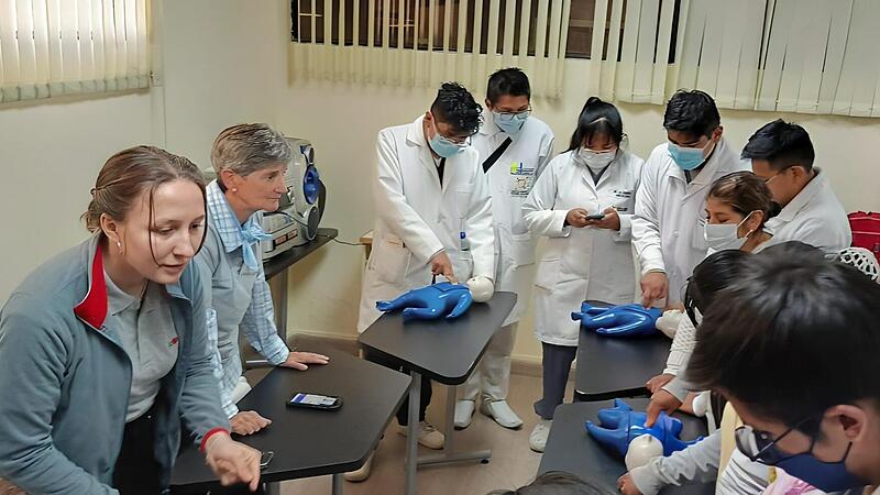 Auch praktische Übungen waren Bestandteil des Kinderkardio-Workshops im bolivianisch-niederländischen Krankenhaus in El Alto, Bolivien, den „Apotheker helfen“ unterstützt hat. Auch praktische Übungen waren Bestandteil des Kinderkardio-Workshops im bolivianisch-niederländischen Krankenhaus in El Alto, Bolivien, den „Apotheker helfen“ unterstützt hat.
