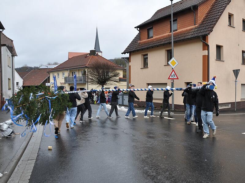Der Mottener Burschenverein mit seinem &bdquo;Knick-Baum&ldquo;