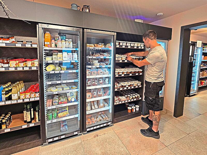 Sascha Klaußner sortiert Ware in ein Regal seines 24-Stundenladens in Kalchreuth. Sascha Klaußner sortiert Ware in ein Regal seines 24-Stundenladens in Kalchreuth.