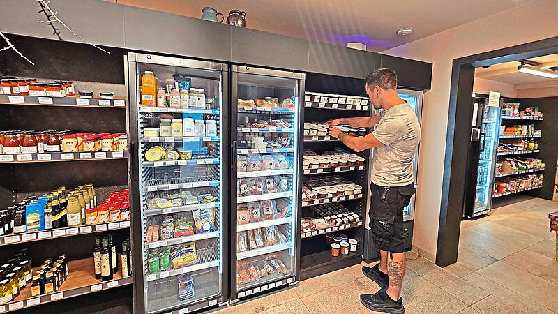 Sascha Klaußner sortiert Ware in ein Regal seines 24-Stundenladens in Kalchreuth. Sascha Klaußner sortiert Ware in ein Regal seines 24-Stundenladens in Kalchreuth.