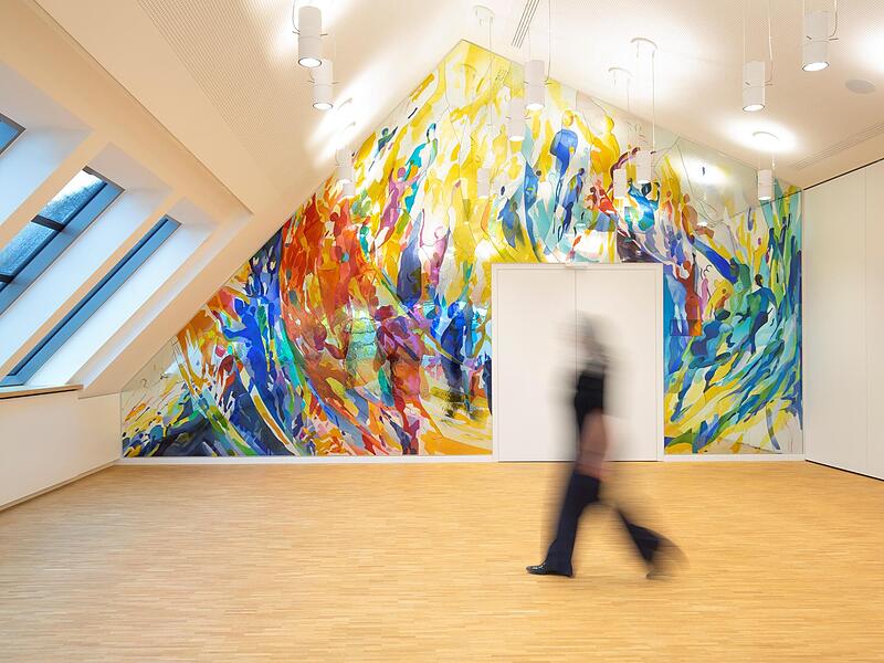 K&uuml;nstlerin Mahbuba Maqsoodi: &bdquo;Wenn ich etwas so schaffe, dann wird jeder, gleich ob er Muslim, Christ, Buddhist oder Atheist ist, irgendwie eine Empfindung, eine Bindung f&uuml;r und an dieses Bild haben&ldquo;.