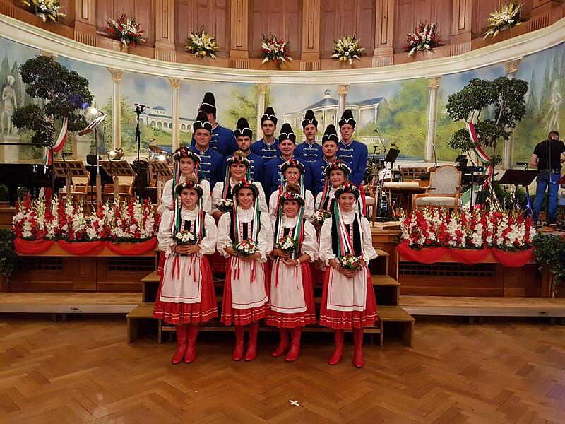 Die Panduren und die ungarischen Mädchen im Festsaal. Die Panduren und die ungarischen Mädchen im Festsaal.