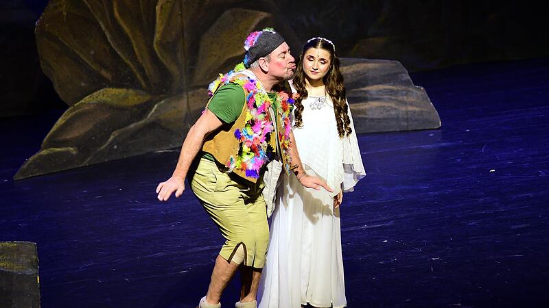 Papageno (Tomas Bartunek) h&auml;tte so gern ein &bdquo;Weibchen&ldquo;, doch Pamina (Anastasiia Babiluk) ist nicht die richtige.