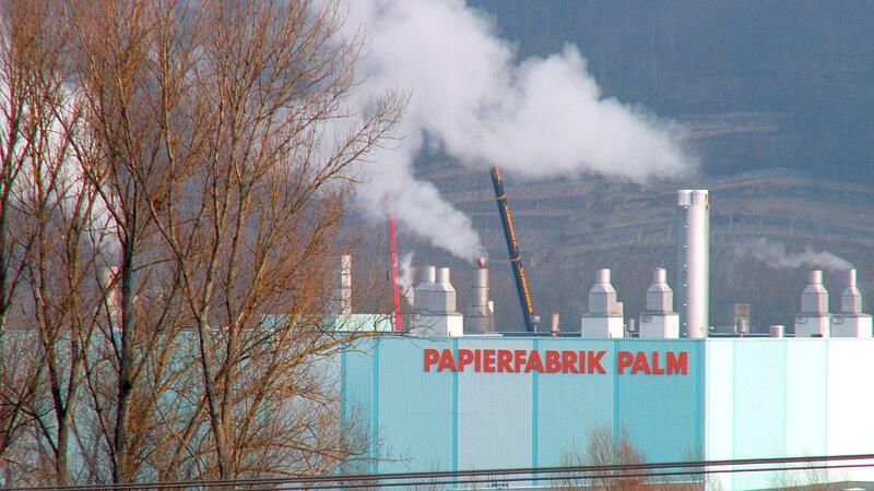 Rauchende Schornsteine waren fr&uuml;her ein Wahrzeichen der Industrie, bei der Papierfabrik Palm in Eltmann ist der Dampf seit 1994 Teil der Landschaft.