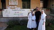 Das Bild zeigt (von rechts) Schwester Angela Tauchen, den Ludwigschorgaster Pfarrer Michal Osak, der die Einrichtung im vergangenen Jahr besucht hat, sowie zwei Ordensschwestern vor der Kindertagesstätte in Braila. Der Text auf dem Spruchband heiß...