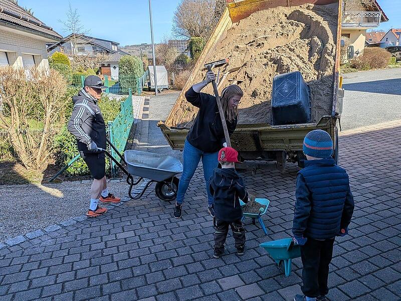Die Kinder packten  bei der Sandlieferung selbst mit kleinen Schubkarren an und f&uuml;llten  ihren Spielplatz mit Sand auf.