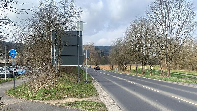 Die B 287 trennt die innere Lache (links) von der &auml;u&szlig;eren Lache (rechts). W&auml;hrend der Parkplatz in der inneren Lache ausgebaut wird, bleibt die &auml;u&szlig;ere Lache unbebaut. Der Bebauungsplan ist jetzt aufgehoben worden.