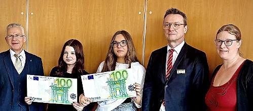 Die Siegerinnen Sophia Danzer und Tania lernutan Pacurar mit ihrer Lehrkraft C. Fuchsstadt und Vertretern der Sparkasse Bad Kissingen beim gemeinsamen Fototermin.