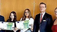 Die Siegerinnen Sophia Danzer und Tania lernutan Pacurar mit ihrer Lehrkraft C. Fuchsstadt und Vertretern der Sparkasse Bad Kissingen beim gemeinsamen Fototermin.