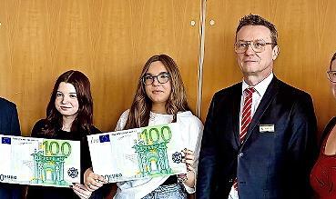 Die Siegerinnen Sophia Danzer und Tania lernutan Pacurar mit ihrer Lehrkraft C. Fuchsstadt und Vertretern der Sparkasse Bad Kissingen beim gemeinsamen Fototermin.